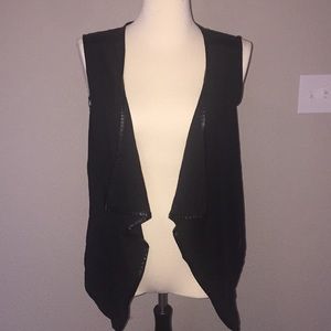 BKE BOUTIQUE SIZE MEDIUM VEST